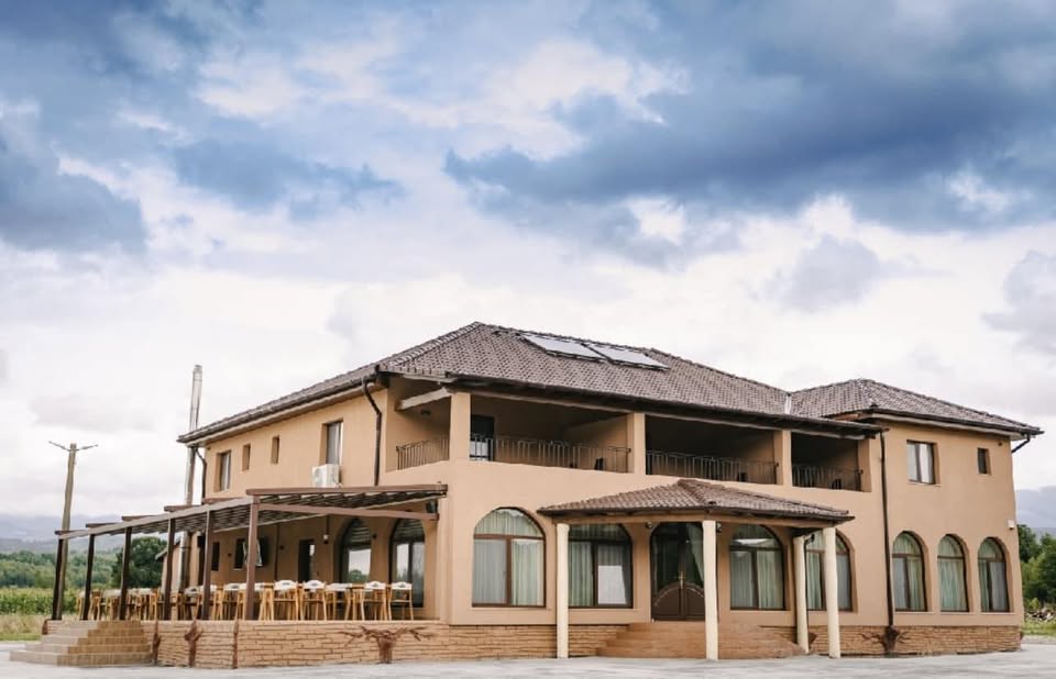 Pensiunea-Restaurant Palace din Cărpinet, văzută din exterior
